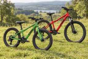 20 und 24 Zoll Kinder mtb in grün und rot der Marke YRB auf einer Wiese